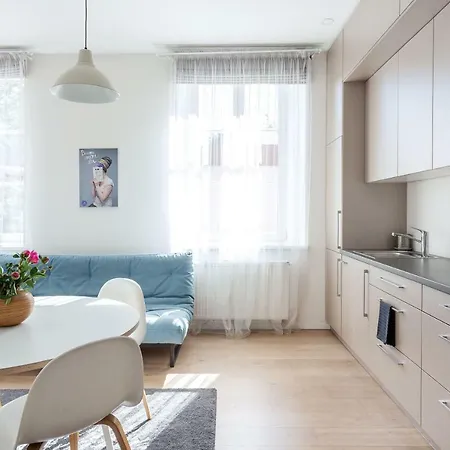 Bright & Cozy In Old Town