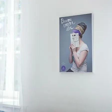 Bright & Cozy In Old Town Apartment